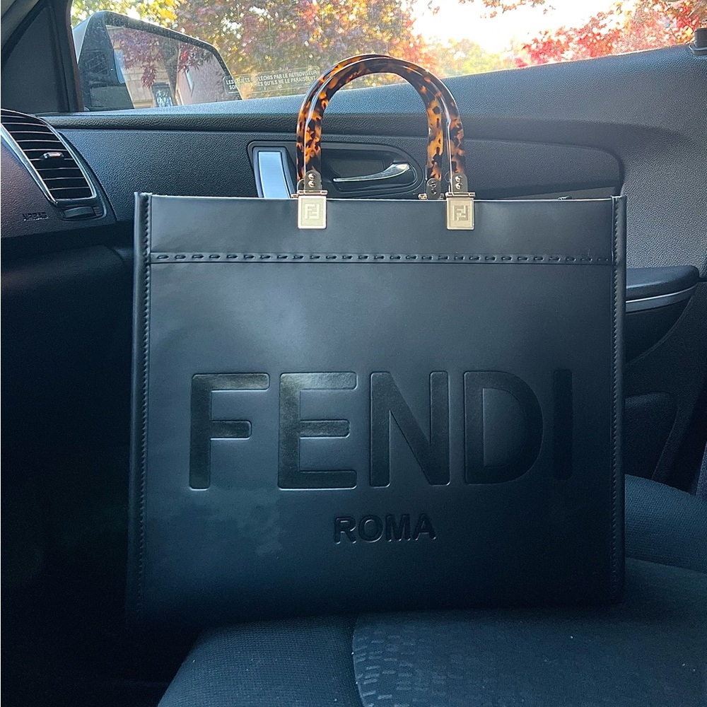 Authentic FENDI medium Sunshine Shopper - Picture 1 of 5